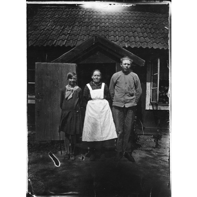 SLM P2021-0336 - Hilma Blom med barnen Ingrid och Helge vid Pitan, Brunnsholm, omkring 1928