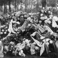 SLM P05-311 - Blomsteruppsättning över grav, Eric Bore Andersson död i Finland 1940