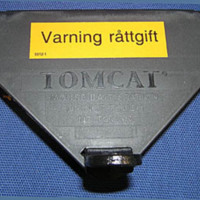 SLM 31983 - Triangulär behållare av svart plast innehållande råttgift