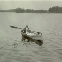 SLM P11-5715 - Okänd man paddlar kanot med Elisabeth och Marianne Indebetou 1915