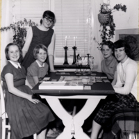 SLM P11-3651 - Fem flickor spelar monopol 1958