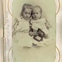 SLM P2013-177 - Alice och Sigrid Tauvon ca 1895