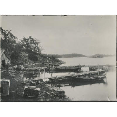 SLM X6-87 - Ringsö by, hamn vid Österboda med sommargäster år 1927
