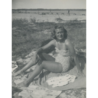 SLM P2022-0093 - En kvinna i baddräkt, 1930/40-tal