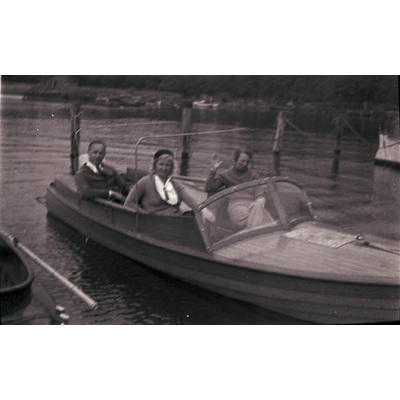 SLM X2022-0029 - Makarna Höglund och en kvinna i en båt