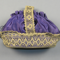 SLM 10469 - Väska i korgmodell, virkad spets i oblekt lingarn, violett siden