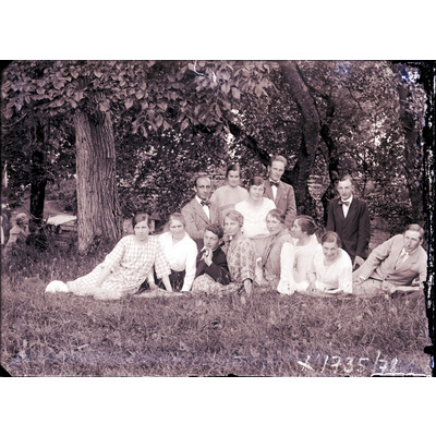 SLM X1735-78 - Gruppfoto på samling personer i grönska, 1910-1920-tal