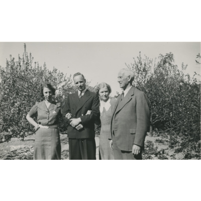 SLM P2022-0934 - Karin, Einar, Gertrud och Victor Höglund i trädgården