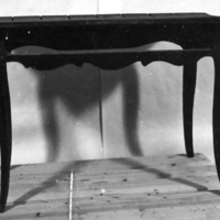 SLM 61 - Svartmålat bord med svängda ben, rokoko, låda saknas i sargen