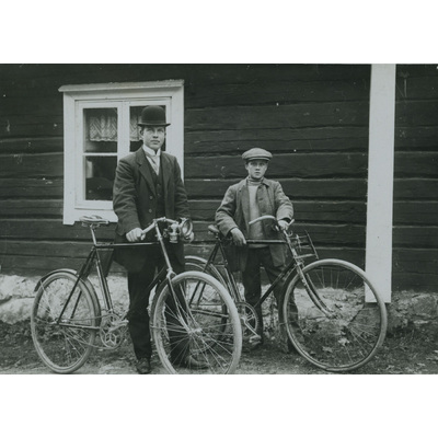 SLM M000026 - Knut eller Kalle Karlsson med cykel vid Bogsta, 1910-talet
