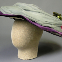 SLM 14141 - Så kallad kvarnhjulshatt av lila silkessammet från 1900-talets början