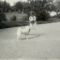 SLM P11-5757 - Dora och hunden Leo på Mörkhulta i Östra Vingåker, foto år 1926
