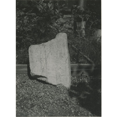SLM M004847 - Ornerad sten på Väderbrunn i Bergshammars socken, foto från kronogårdsinventering 1948