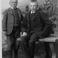 SLM P05-39 - Tre pojkar, sannolikt bröderna John, Sven och Nils Högström
