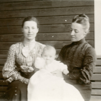 SLM P08-1989 - Hildegard Indebetou med dottern Elisabeth och modern Clara Aspelin, 1903
