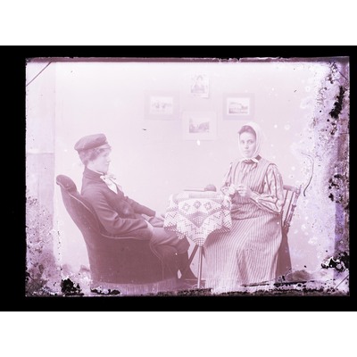 SLM X31-76 - Porträtt av två personer vid ett bord