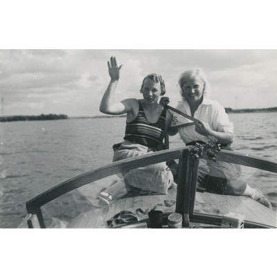 SLM P2022-1075 - Gertrud Höglund och en kvinna i fören på en båt