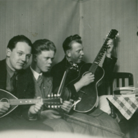 SLM P12-167 - Tre musikspelande unga män, Åkerö eller Björkvik 1939-40