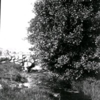 SLM Ö493 - Landskapsbild med stenbro