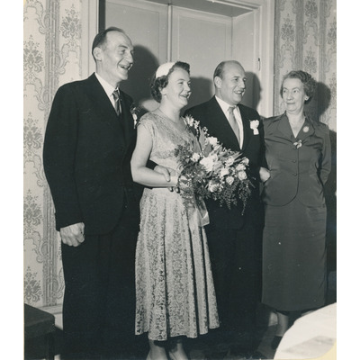 SLM P2022-0275 - Brudparet Gemzell, med Eivors föräldrar 1955