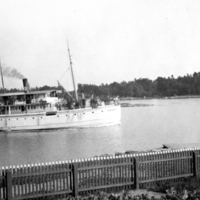 SLM P09-1645 - Göteborgsbåten Venus passerar Gamla Oxelösund, tidigt 1900-tal