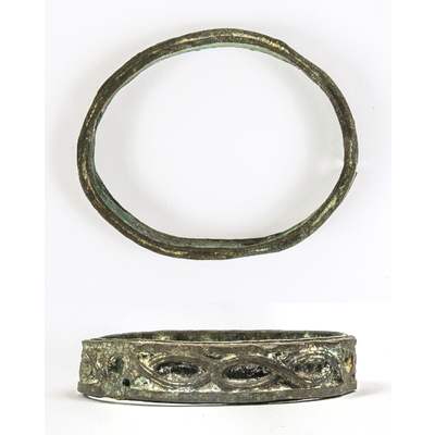 SLM 39675 - Ring av brons dekorerad med liggande bård