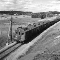 SLM R122-89-5 - Tåget lämnar Tystberga station