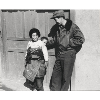 SLM P2021-0133 - Karl Grunewald (1921-2016) med koreansk mamma med barn