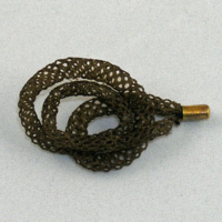 SLM 5163 - Hårarbete, smycke av flätad gallerlängd infattat i guld, 1840-1890