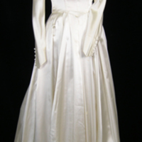 SLM 35899 1 - Brudklänning av duchesse, vitt helsiden, från 1959