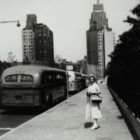 SLM P08-2039 - Anna Johansson vid en busshållplats i USA år 1955