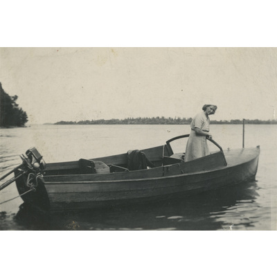 SLM P2022-1074 - Gertrud Höglund i en träbåt