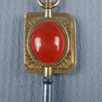 SLM 5204 - Urnyckel av guld och järn med infattad karneol, tillverkad av Adam Berling, Stockholm på 1800-talets början