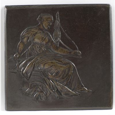 SLM 30202 2 - Liten plakett av brons, gjuten och ciselerad av Thage R. Ohlsson (1893-1971), motiv med kvinna som spinner, Fylgia,