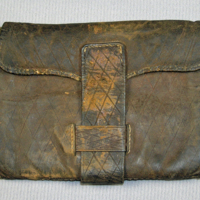 SLM 2320 - Plånbok av läder med pressat mönster, 1800-tal