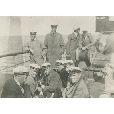 SLM P2022-1320 - En grupp män ombord på en båt