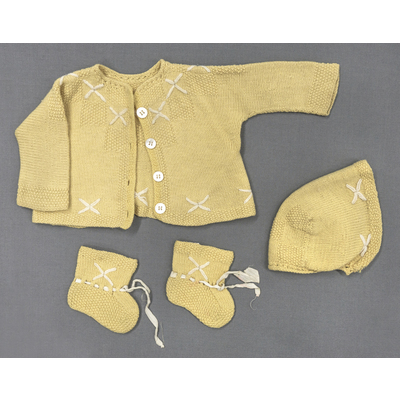SLM 38822 1-3 - Babyset bestående av tröja, mössa och tossor, 1940-tal