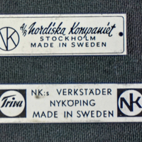 SLM 37022 1-2 - Exempel på möbelskyltar från NK:s verkstäder i Nyköping från 1950- och 60-talen.