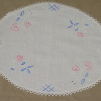 SLM 22299 - Oval duk av vit bomullsbatist med broderier i rosa, vitt och blått
