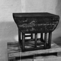 SLM 13026 - Slagbord av trä, fyrkantigt ställ med två grindar, oval skiva, från Mellösa