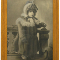SLM 11233 1-2 - Fotografi på stativ, tvååriga Lilly Wickström i Nyköping, år 1899