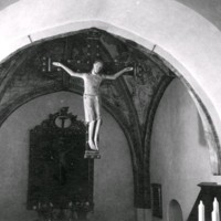 SLM M034726 - Jesus på korset framför altaret.