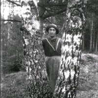 SLM X1847-78 - Porträtt på en kvinna bakom en björk