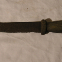 SLM 15441 - Kniv med svängt och spetsigt knivblad, skuret ansikte och kors i trähandtaget