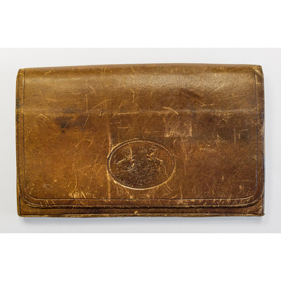 SLM 37906 - Plånbok av brunt läder med bläcknotering: 