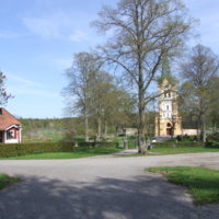 SLM D10-580 - Helgarö kyrka, kyrkmiljön sedd från väster