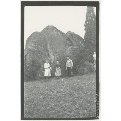 SLM X3459-78 - Tre personer stående framför stenblock, Stavudden