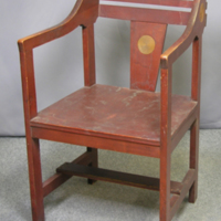 SLM 36516 - Karmstol, rödbetsad, dekorerad med gulmålade rundlar, jugend