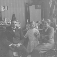 SLM P09-383 - Möbelsnickare Gerhard Carlsson, NK:s verkstäder, med fru Eleonora och dottern Elly i sitt hem på Vattengränd 5 i Nyköping, år 1916