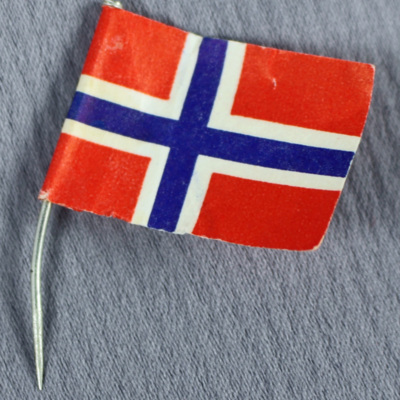 SLM 30189 - Julpynt, liten norsk flagga